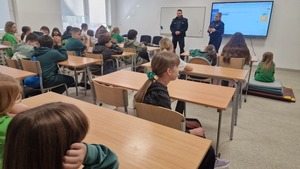 policjanci na spotkaniu w szkole