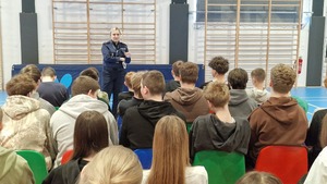 policjanci na spotkaniu w szkole