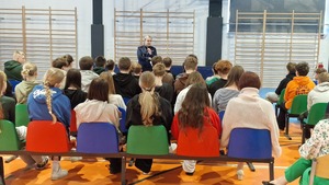 policjanci na spotkaniu w szkole