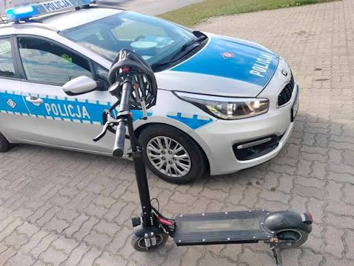 Legionowska policja uczyła uczniów w Izabelinie bezpiecznej jazdy hulajnogą elektryczną